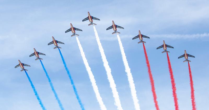 Une foule joyeuse celebre la fete nationale de france avec feux d’artifice et drapeaux